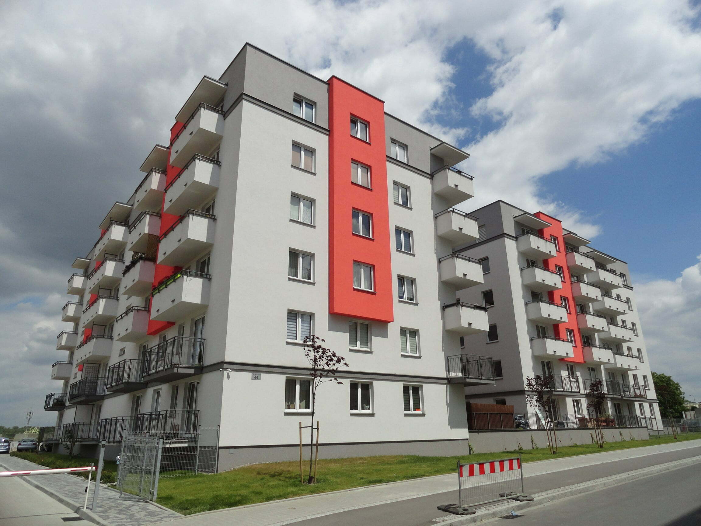 Elewacja z tynku silikonowego w trzech kolorach – realizacja MARSEN Kraków